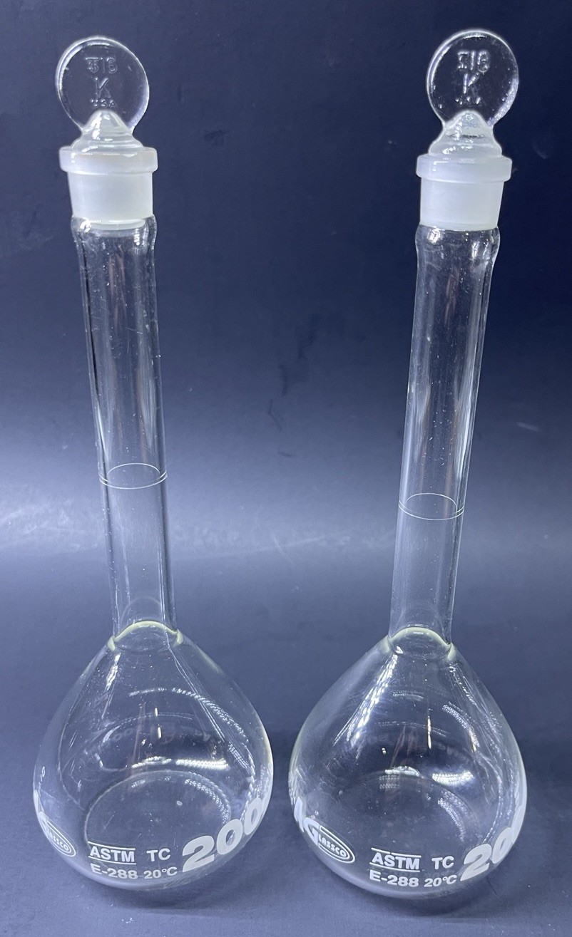 2 AG Glassco 200mL Volumetric Flasks w/ Ground Glass Stoppers ASTM E-288 TC 20°C