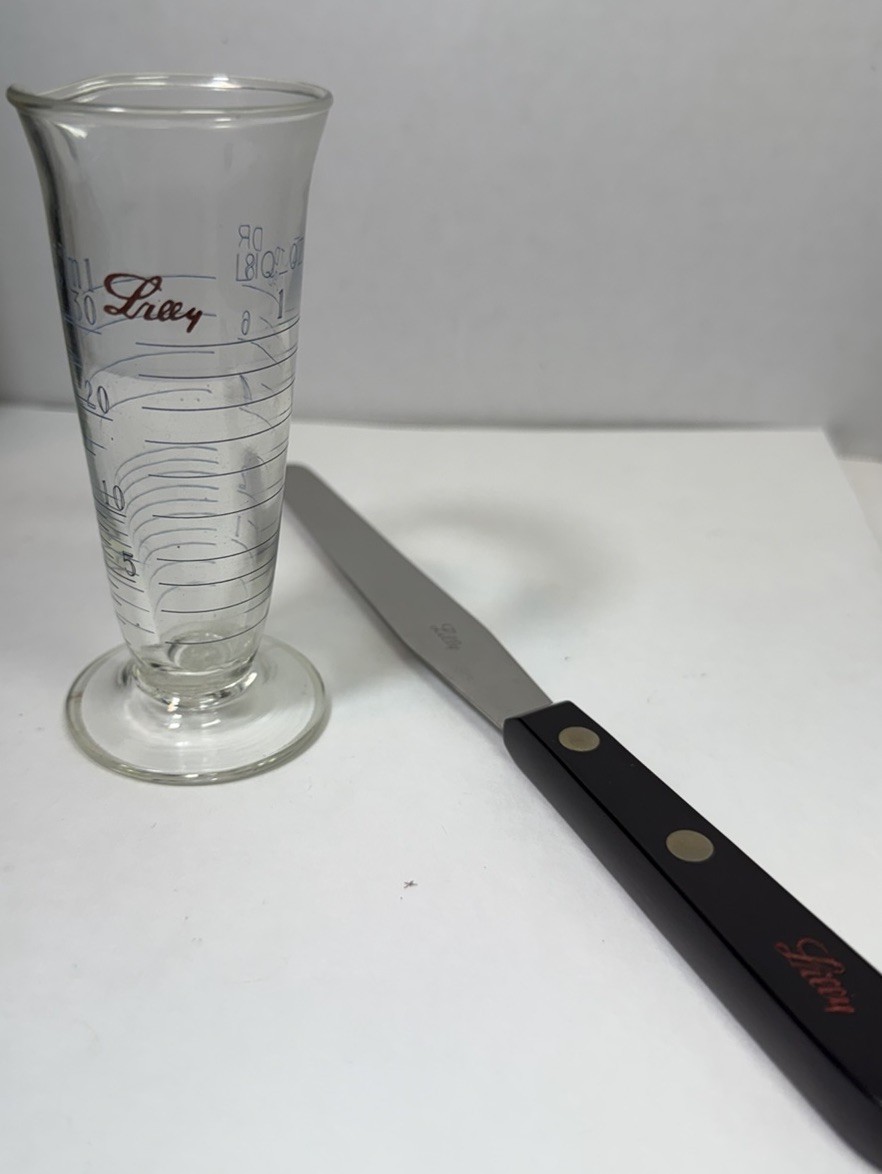 Eli Lilly 30mL/1oz Footed Graduated Beaker + Pharmacy Spatula Set, Boxed VTG