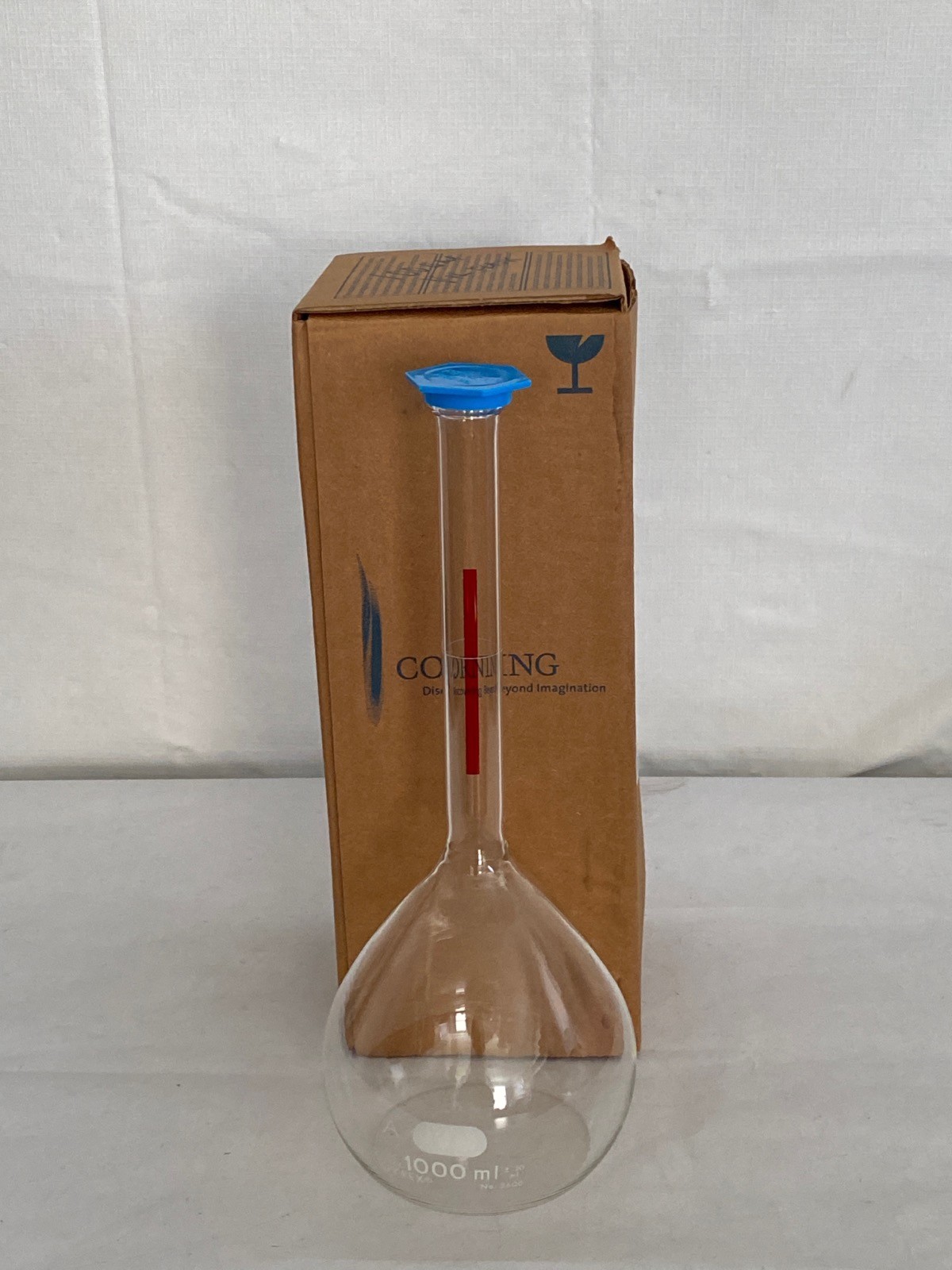 New CORNING PYREX 1000mL Glass Lifetime Red Volumetric Flask w/ Snap Cap 5600-1L