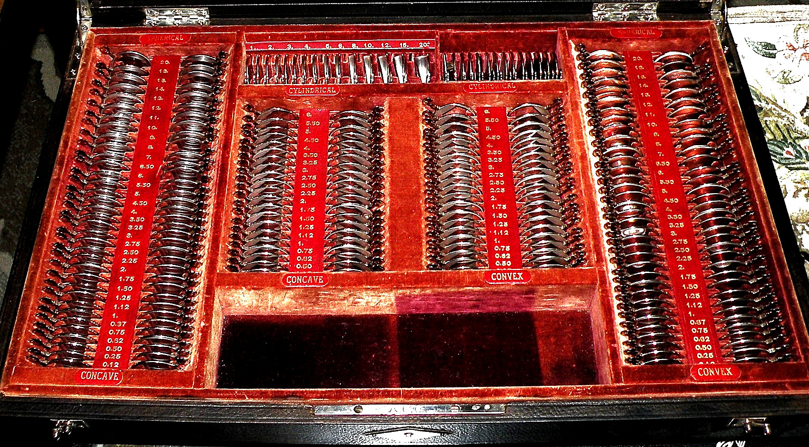 ((100% COMPLETE SET)) ANTIQUE AMERICAN OPTICAL OPHTHALMIC OFFICE TRIAL LENS SET