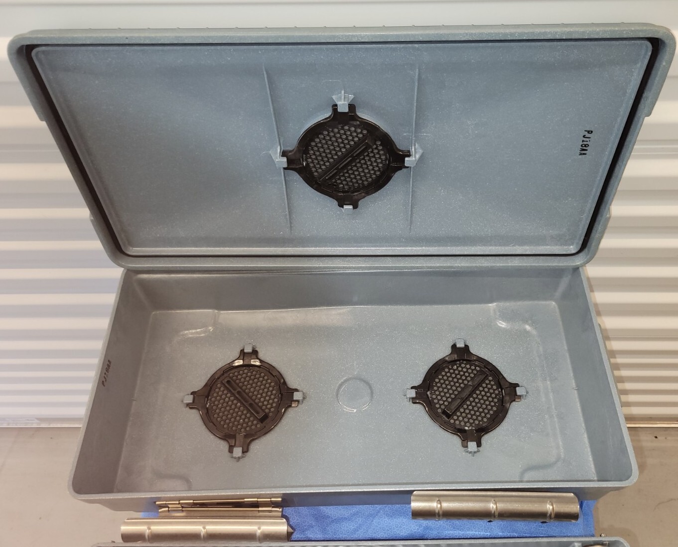 STERIS PJ18AA STERILIZATION CASE W/INSIDE TRAY (21″L × 10″D × 3.5″H)