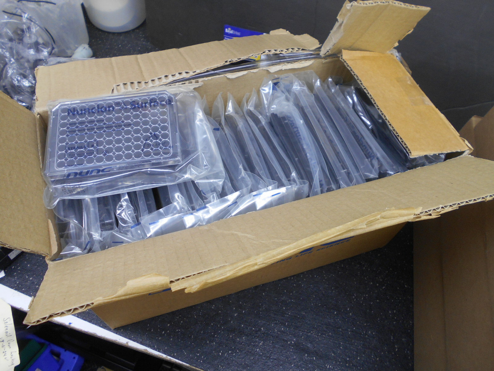 BOX OF 50 NUNC 137101 96F NUNCLON DELTA BLACK MICROWELL SI
