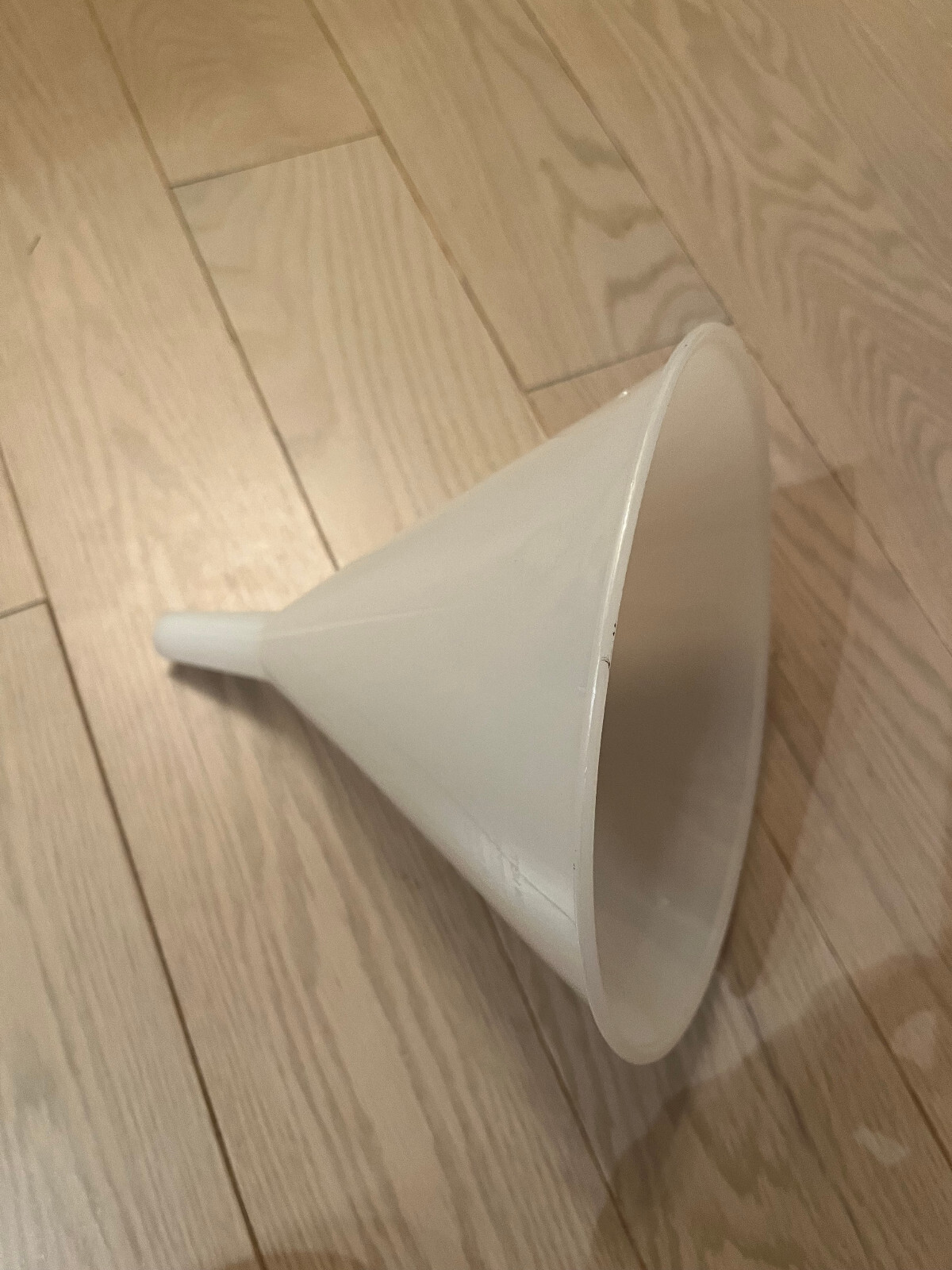 One New HUTZLER 64oz Polypropylene Plastic Powder Ribbed Funnel #864 USA made